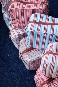 Black Colour Bcnorma Makeup Bag< Tasker & Punge