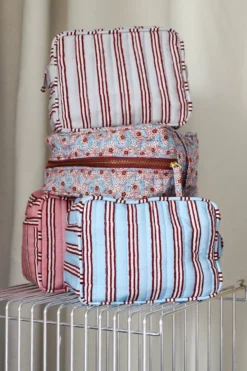 Black Colour Bcnorma Makeup Bag< Tasker & Punge