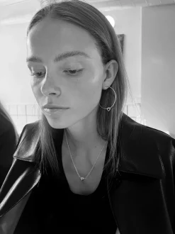 Jane Kønig Big Tied Heart Hoop BTHH-AW25-S< Øreringe