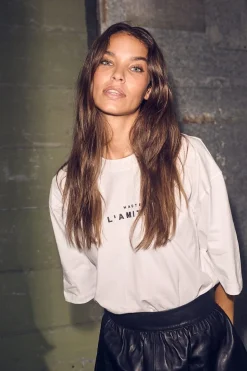 Haute L'Amitié Crew Rub Print Tee HL10385< T-Shirts & Toppe