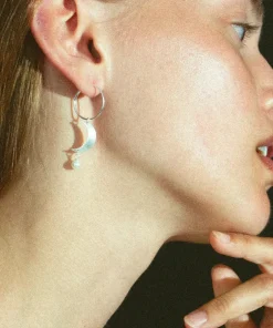 Jane Kønig Half Moon Creole with pearl< Øreringe