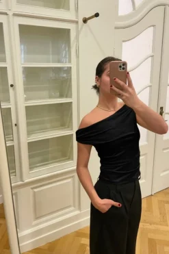 Modström Himamd Off-Shoulder Top 57928< T-Shirts & Toppe