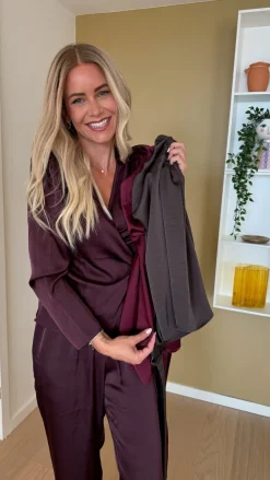 Valentin Studio Josie Blouse Heavy Satin< Sæt 🛍️|Bluser & Skjorter