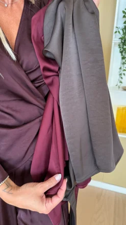 Valentin Studio Josie Blouse Heavy Satin< Sæt 🛍️|Bluser & Skjorter