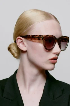 A. Kjærbede Lilly< Solbriller