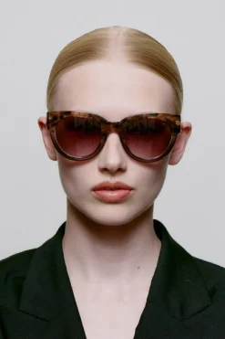 A. Kjærbede Lilly< Solbriller