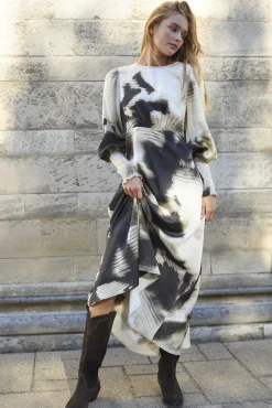 Love737-23 19422*Love & Divine