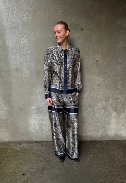 Love1393-1 19479*Love & Divine