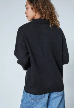 Luca-Ca 19075*Sisters Point Sale