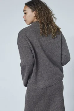 Luca-Pu 19076*Sisters Point Sale