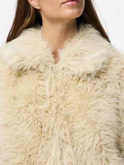Pieces Pcjilla Short Fluffy Jacket< Overtøj & Jakker
