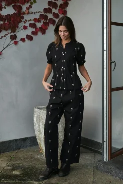 Neo Noir Savy Flower Emb Blouse 166791< Bluser & Skjorter|Ammevenligt Tøj