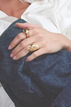 Jane Kønig Shield Ring With Stones KKSRWS-XJK25-G< Ringe