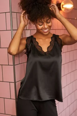 Sisters Point Vara-Ta< T-Shirts & Toppe