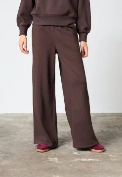 Vemia-Pa 19156*Sisters Point Hot