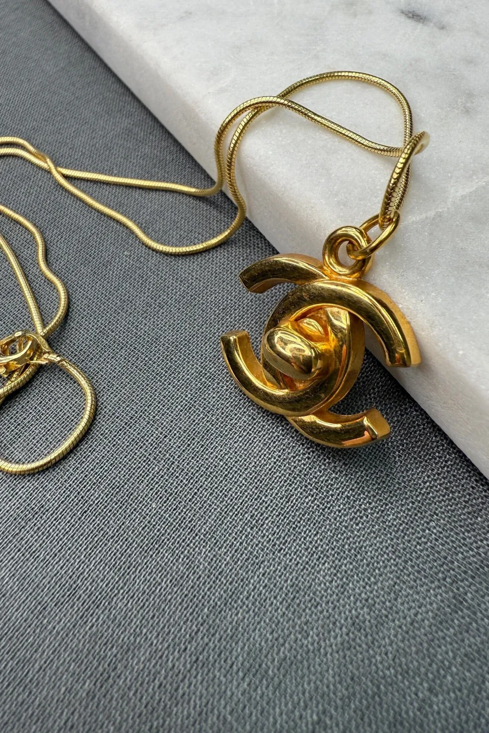 Preloved Vintageline x Molly&My Vintage Chanel CC Vedhæng 1< Halskæder